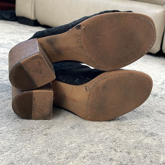 Vince Camuto Keannie Sandals Laser Cut Open Toe Stacked Heel Black Sz 8.5 - Picture 9 of 13